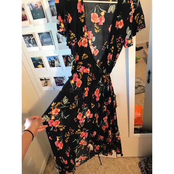 Forever 21 Dresses & Skirts - Floral wrap dress